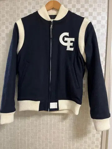 코무돗토 유타 착용 GOODENOUGH 바시티 자켓