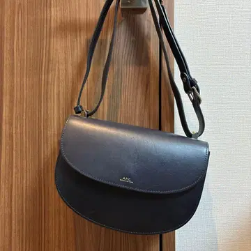 A.P.C. 네이비 숄더백