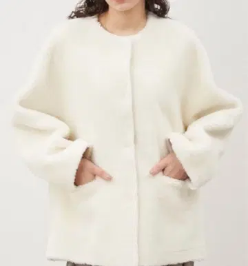 새상품급 미라 오웬 숏 기장 보아 코트