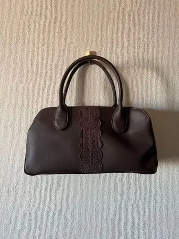 다크 브라운 레이스 장식 핸드백