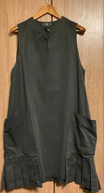 [ Y's ] 두꺼운 원단 슬리브리스 블랙 원피스 컷오프