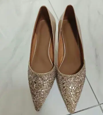 샴페인 색으로 빛나는 하이힐입니다