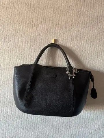 IBIZA 이비자 블랙 가죽 핸드백 참 포함