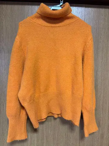 오렌지 터틀넥 니트