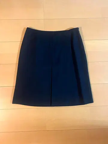 A.P.C. 아페쎄 사다리꼴 스커트 센터 슬릿 네이비 38 사이즈