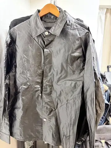 Cos poak mos 블랙 합성 피혁 버튼 셔츠