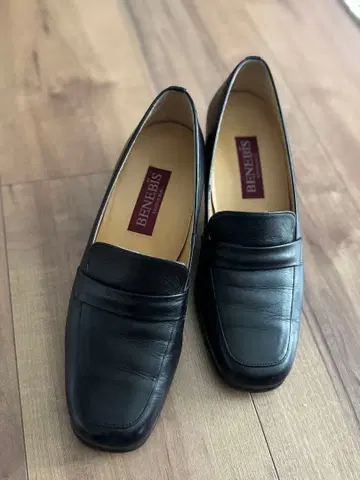 여성용 블랙 펌프스