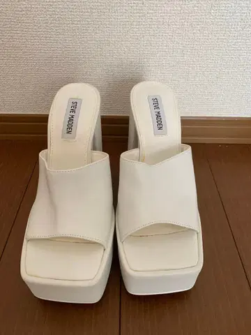 스티브 매든 화이트 플랫폼 샌들