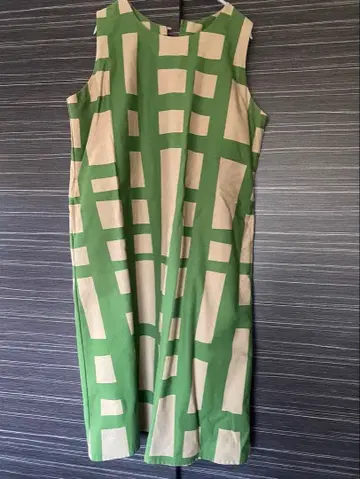 슬리브리스 무릎 기장 원피스 그린과 베이지