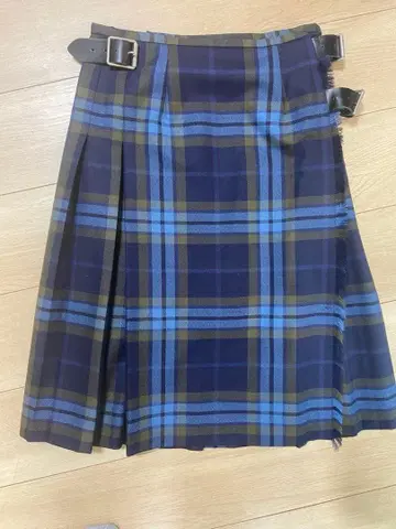 네이비 체크 무늬 플리츠 스커트