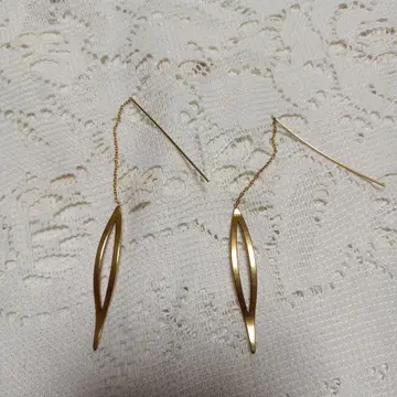 골드 컬러 귀걸이