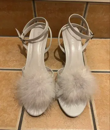 EATME 페더 털방울 샌들