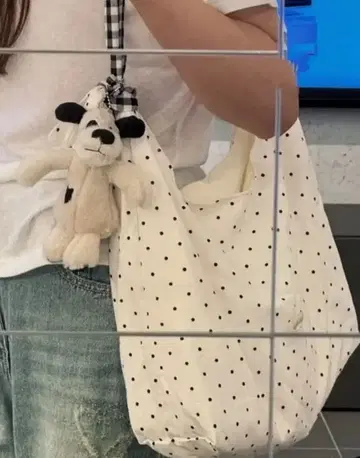 도트 무늬 숄더백 봉제 인형 포함