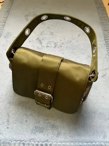 올리브 그린 플랩 숄더백