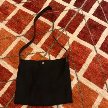 fog linens work. 블랙 숄더백 심플한 디자인