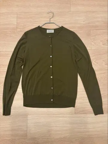 새상품급 존스메들리 카키 메리노울 크루넥 가디건