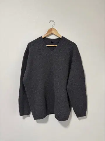 3D 수플레 얀 V넥 스웨터