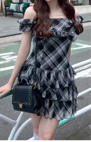 오프숄더 체크 무늬 프릴 미니 원피스