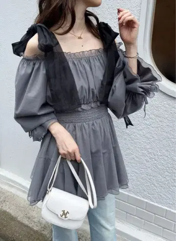 그레이 오프숄더 상의