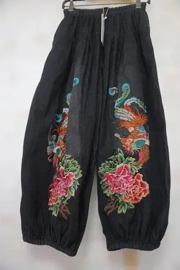 봉황과 꽃 자수의 블랙 데님 사루엘 팬츠