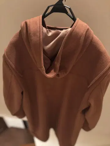 브라운 후드 부착 롱 코트