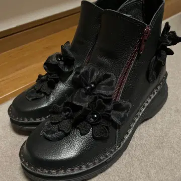 벨퍼치 블랙 꽃 장식 통굽 부츠