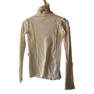 크림색 터틀넥 긴팔 상의