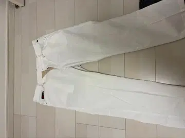 화이트 스트레이트 팬츠 FC 로고 자수