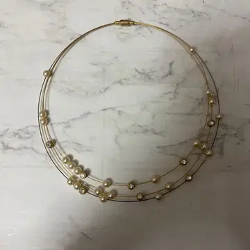 펄과 크리스탈 장식의 목걸이