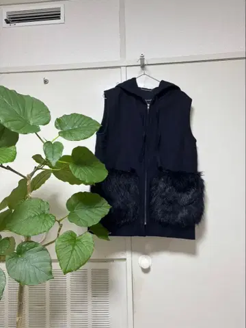 네이비 후드 부착 베스트 퍼 부착
