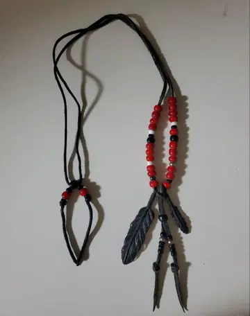 아메리카 원주민풍 페더 목걸이?