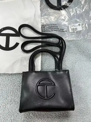 Telfar 블랙 로고 숄더백