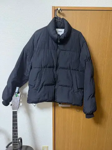 블랙 다운 자켓 박스 실루엣