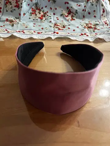 Jennifer Ouellette 핑크 헤어밴드