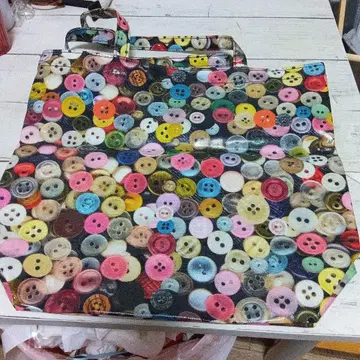 컬러풀 버튼 프린트 토트백