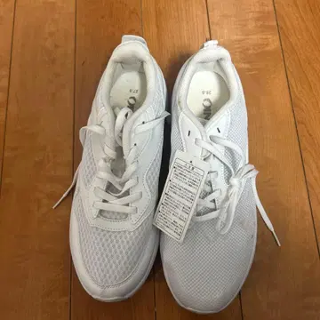 IGNIO 화이트 스니커즈