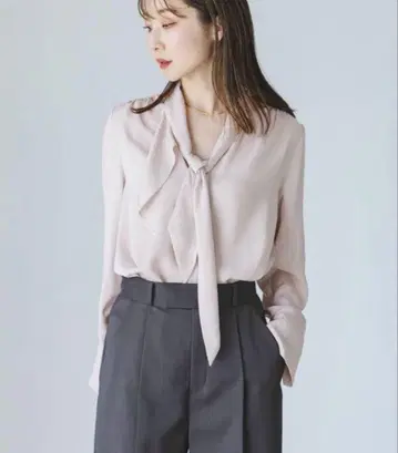 NOBLE 로얄 새틴 보타이 블라우스