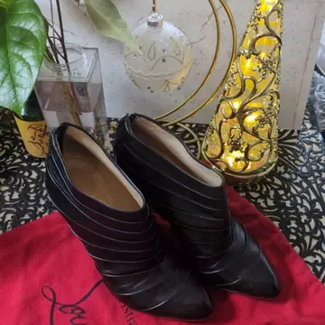 블랙 가죽 스트랩 부티