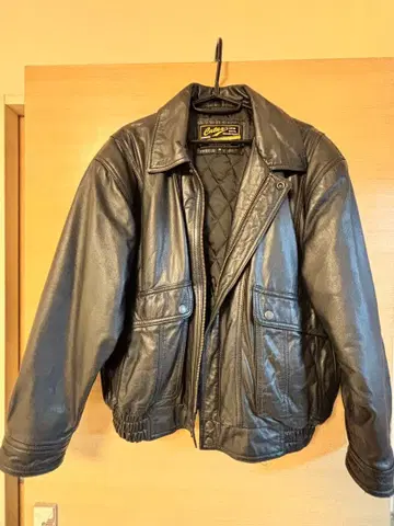 짧은 기장 가죽 자켓