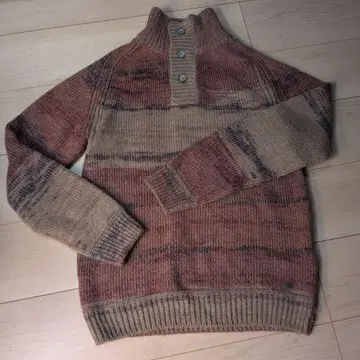 GAS 버튼 하이넥 스웨터