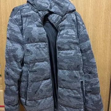 카모 패턴 후드 부착 다운 자켓