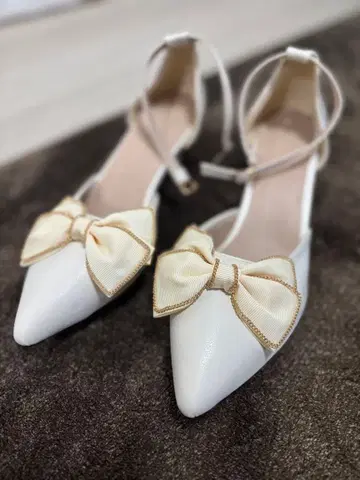 화이트 리본 포함 스틸레토 펌프스