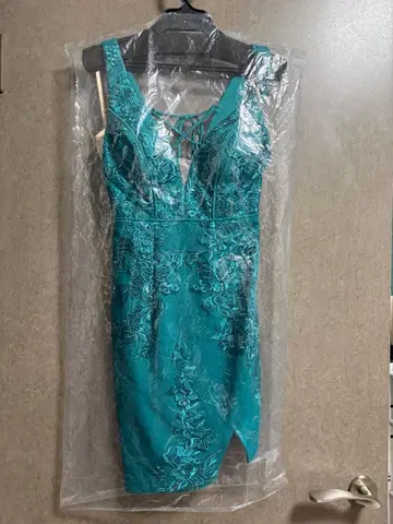 터콰이즈 자수 타이트 드레스