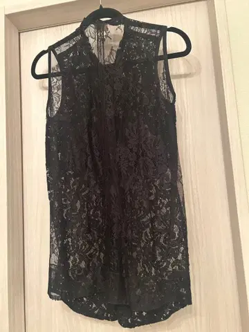 누메로 레이스 슬리브리스 상의 블랙