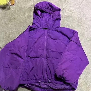 후드 부착 보라색 다운 자켓