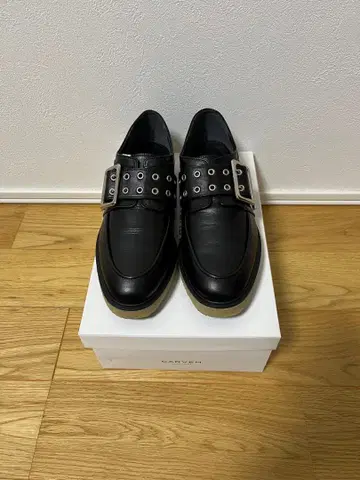CARVEN 미사용 스터드 버클 가죽 신발