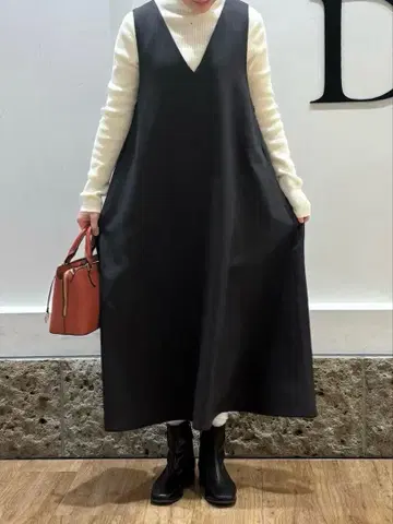 어반 리서치 도어스 멜란지 BACK 턱 플레어 점프 스커트 블랙