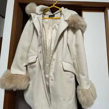 퍼 달린 화이트 플리스 롱 코트