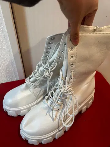 화이트 통굽 하이컷 부츠