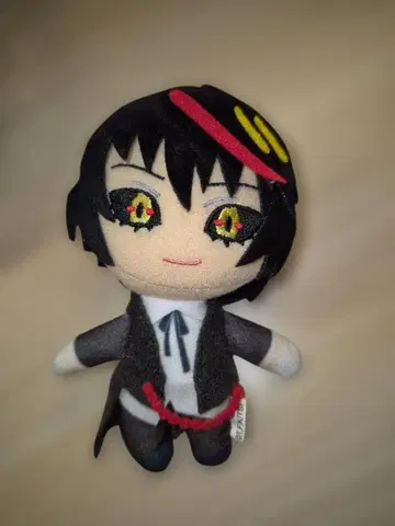 봉제 인형 캐릭터 블랙과 빨간색